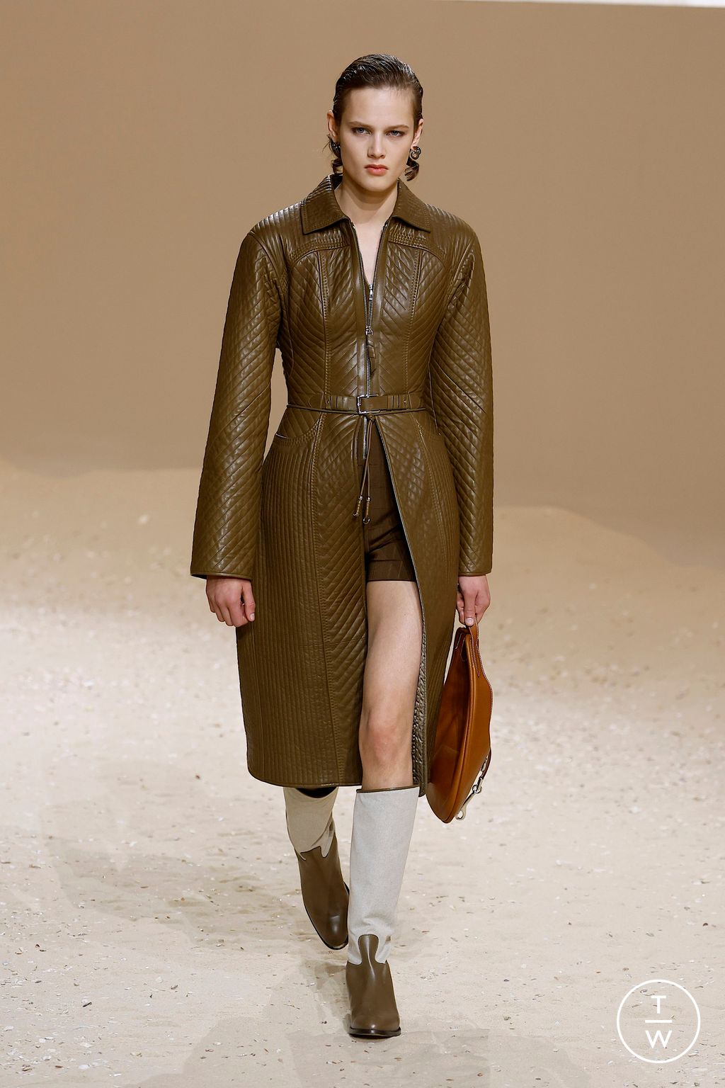 Fashion Week Paris Spring/Summer 2026 look 6 from the Hermès collection womenswear