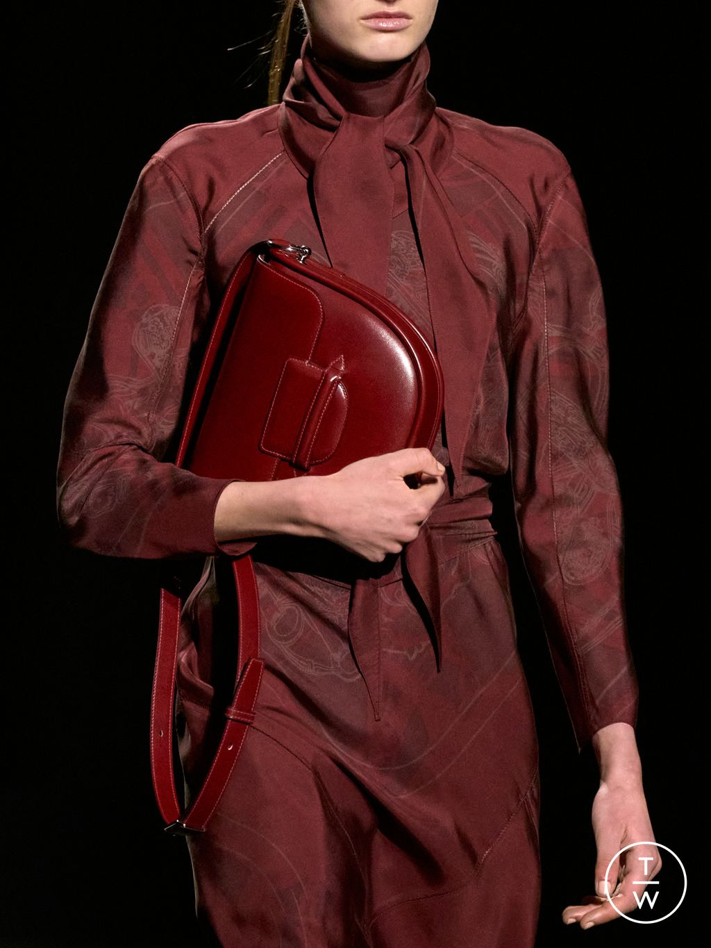 Fashion Week Paris Fall/Winter 2024 look 3 from the Hermès collection womenswear accessories