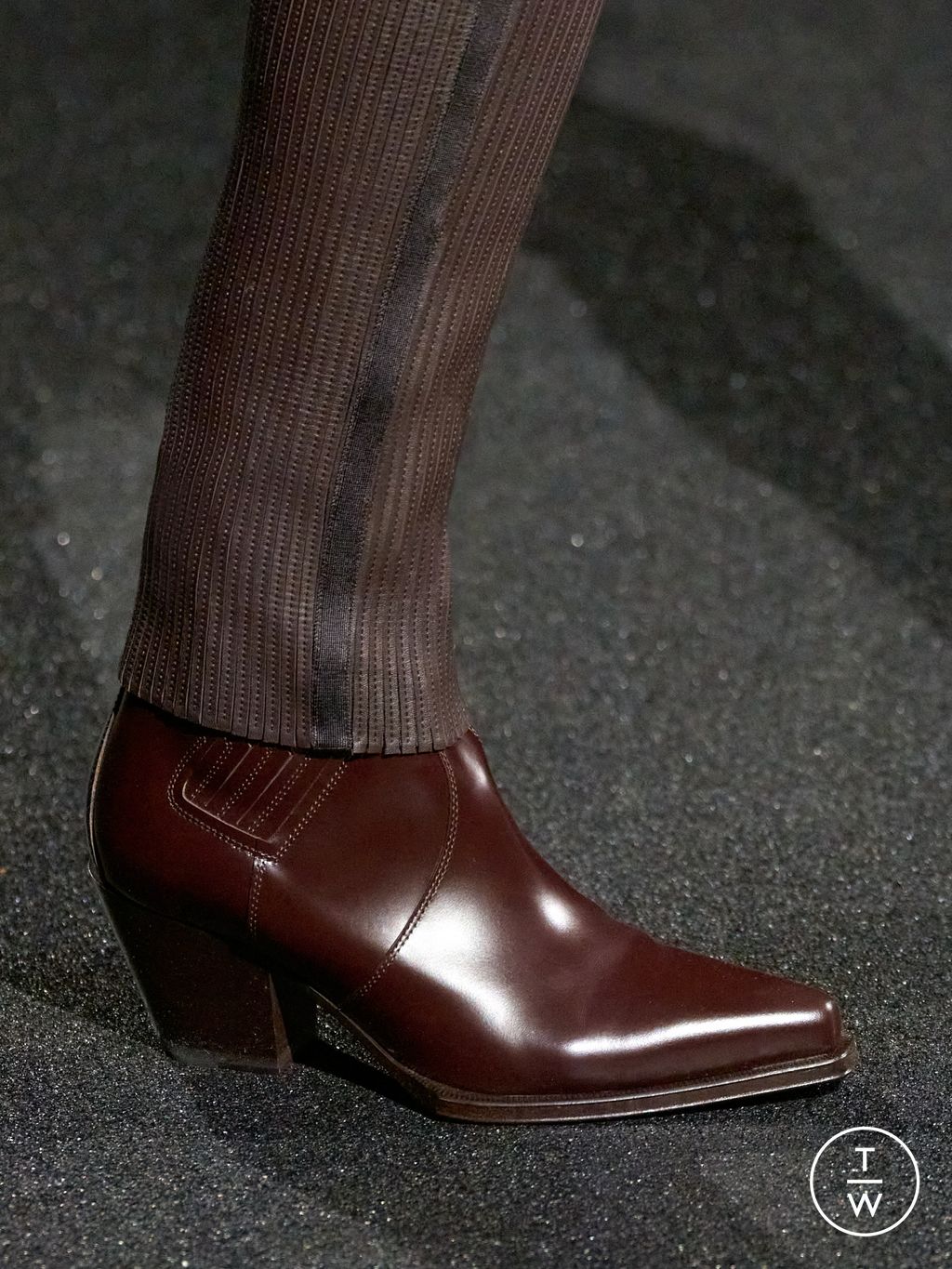 Fashion Week Paris Fall/Winter 2024 look 23 from the Hermès collection womenswear accessories