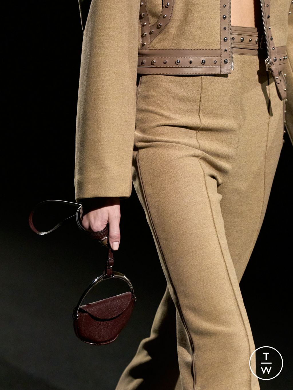 Fashion Week Paris Fall/Winter 2024 look 15 from the Hermès collection womenswear accessories