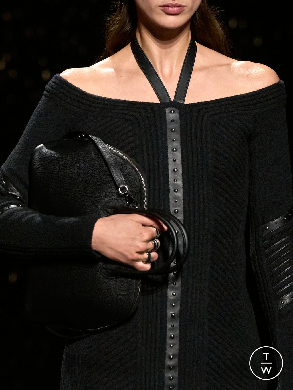 Fashion Week Paris Fall/Winter 2024 look 20 de la collection Hermès womenswear accessories