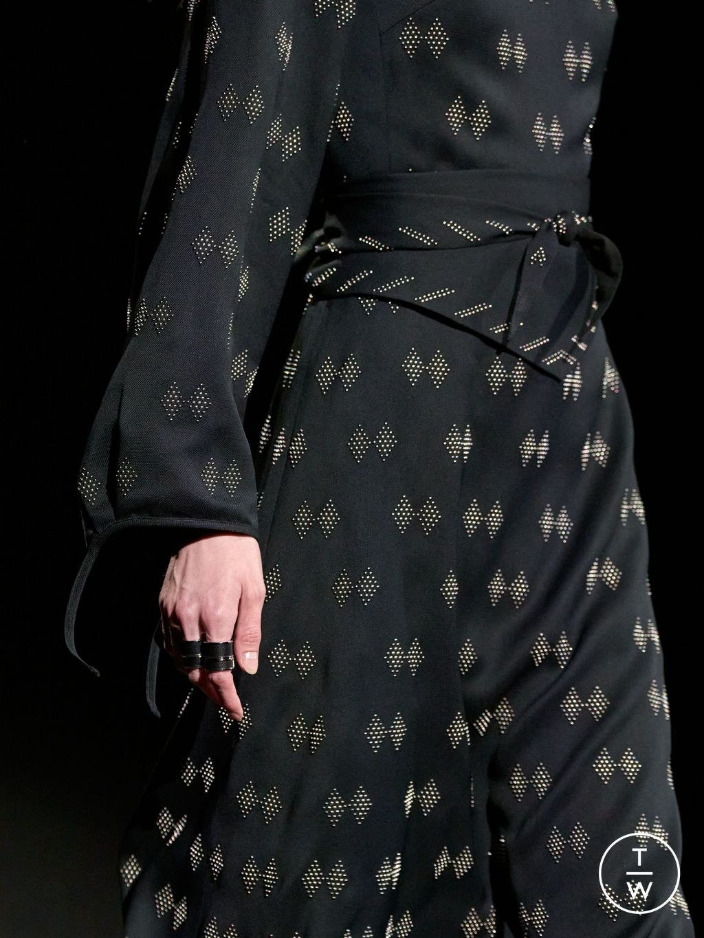Fashion Week Paris Fall/Winter 2024 look 30 from the Hermès collection womenswear accessories