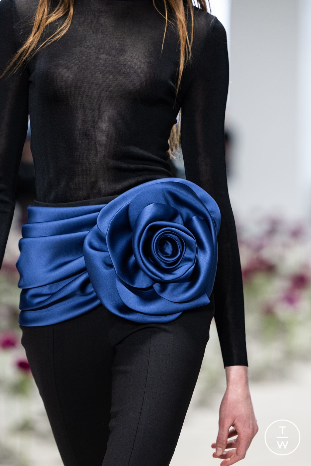 Fashion Week New York Fall/Winter 2025 look 1 de la collection Carolina Herrera womenswear accessories