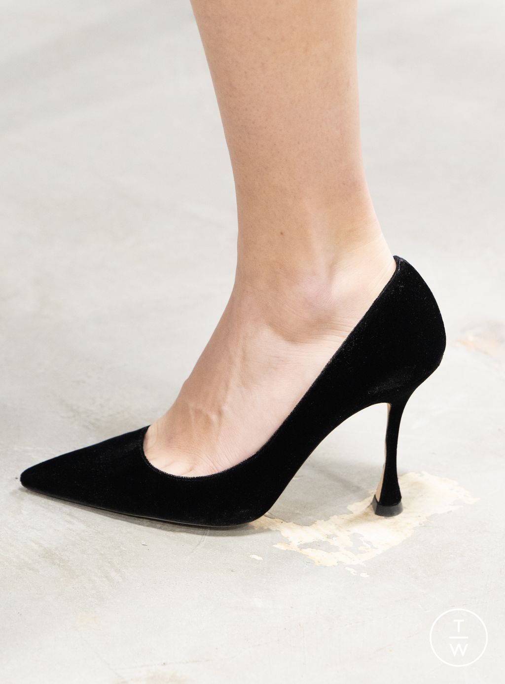 Fashion Week New York Fall/Winter 2025 look 12 from the Carolina Herrera collection womenswear accessories