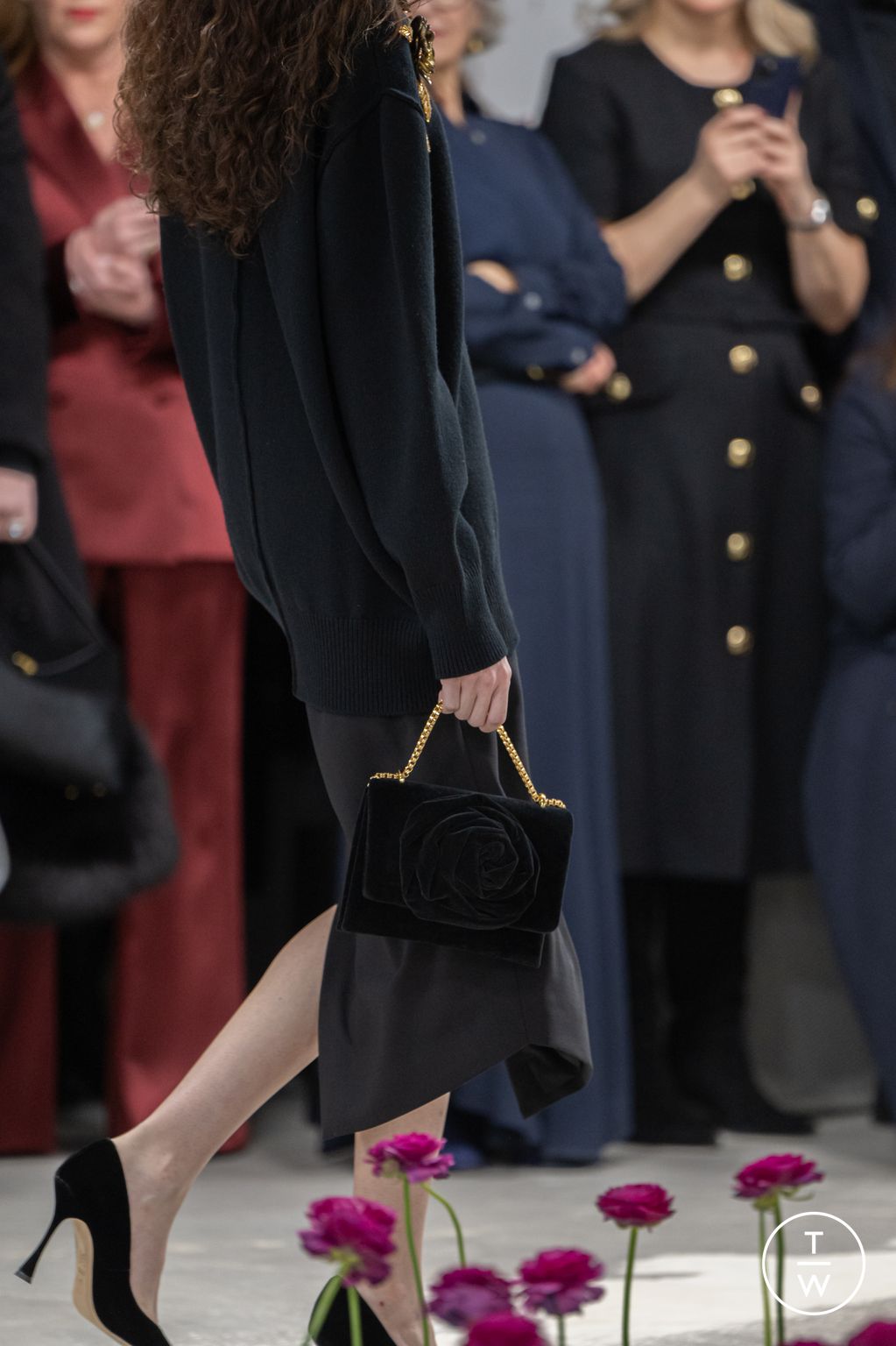 Fashion Week New York Fall/Winter 2025 look 19 de la collection Carolina Herrera womenswear accessories