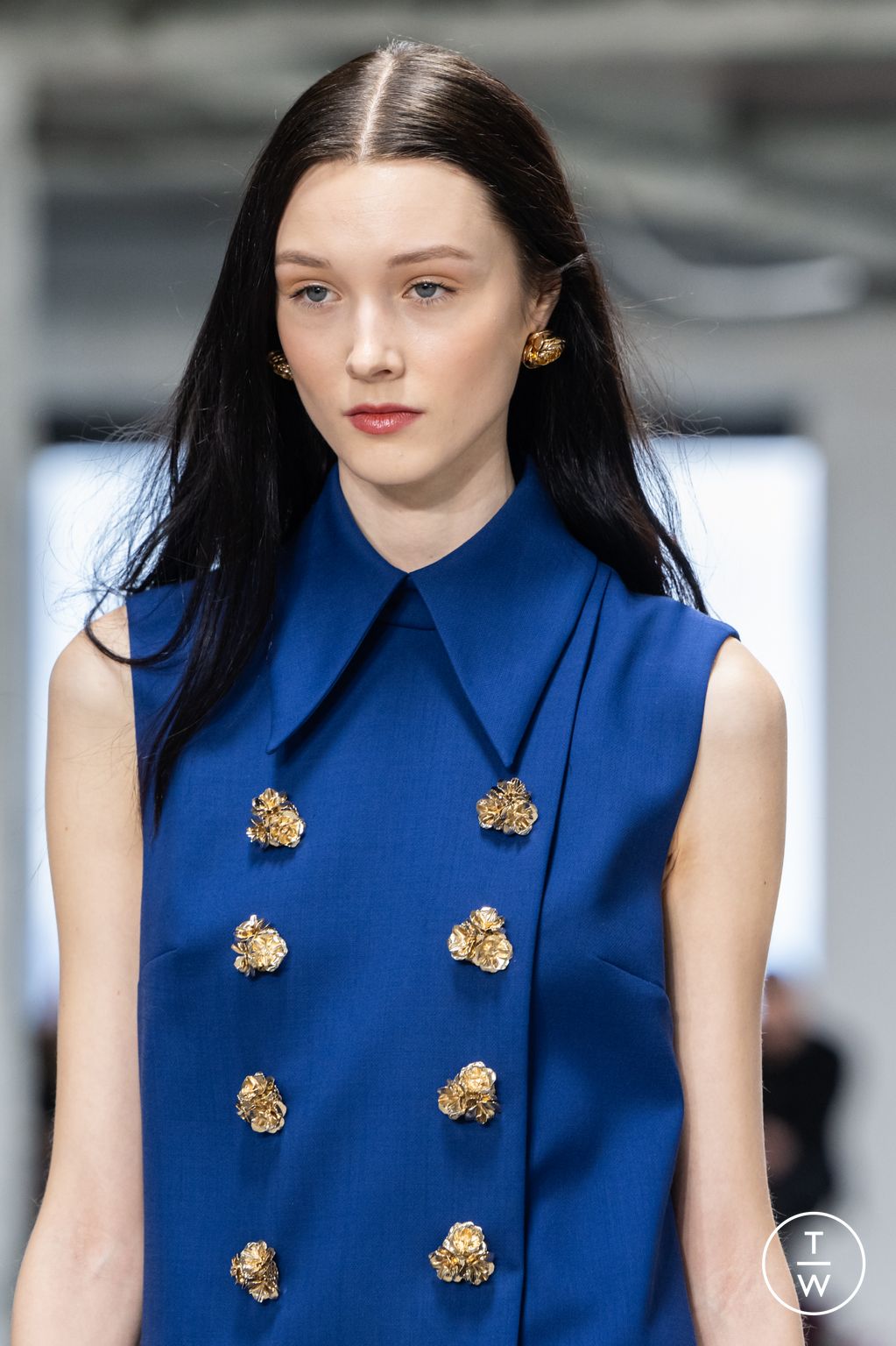 Fashion Week New York Fall/Winter 2025 look 21 from the Carolina Herrera collection womenswear accessories