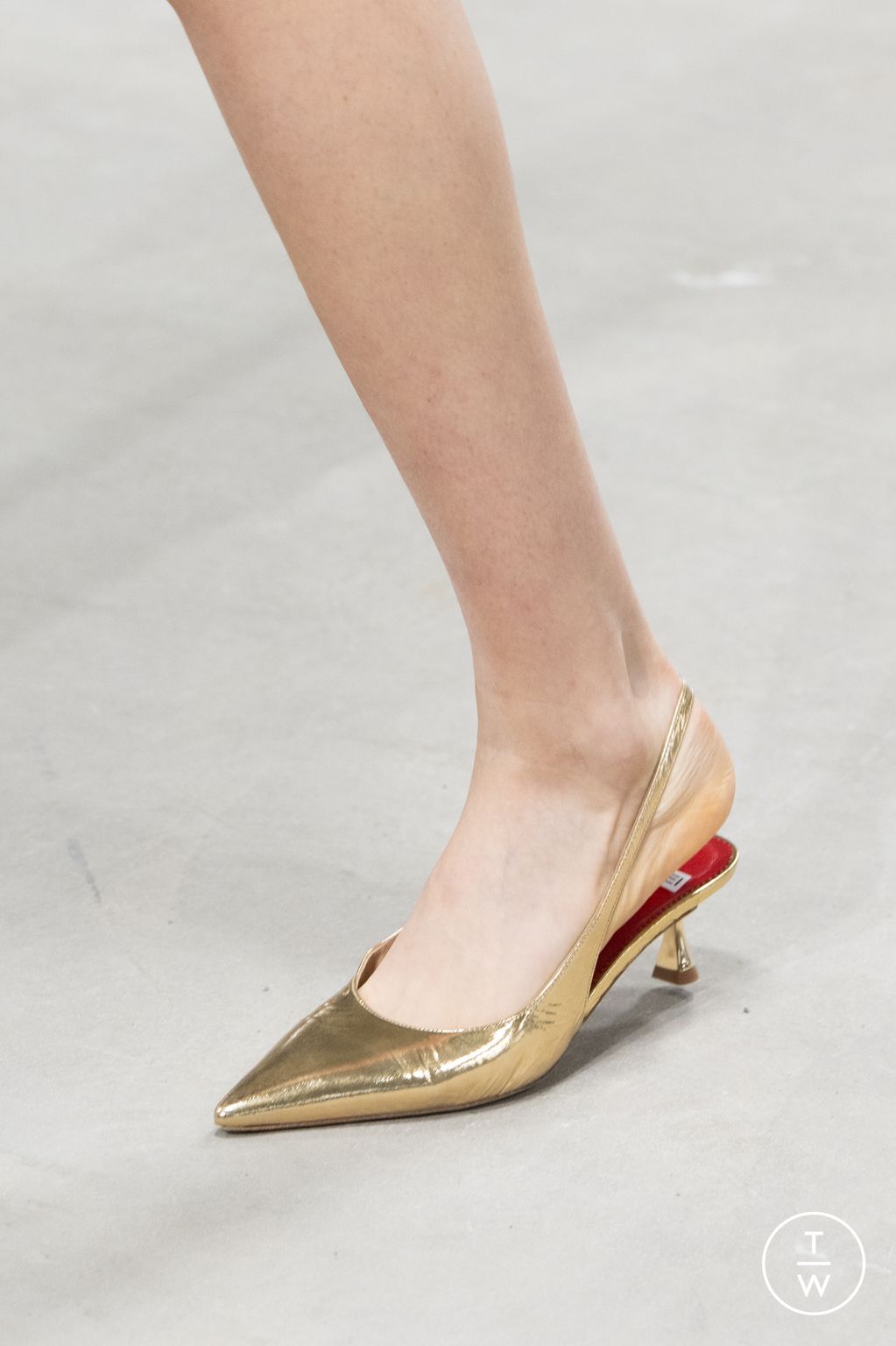 Fashion Week New York Fall/Winter 2025 look 25 from the Carolina Herrera collection womenswear accessories