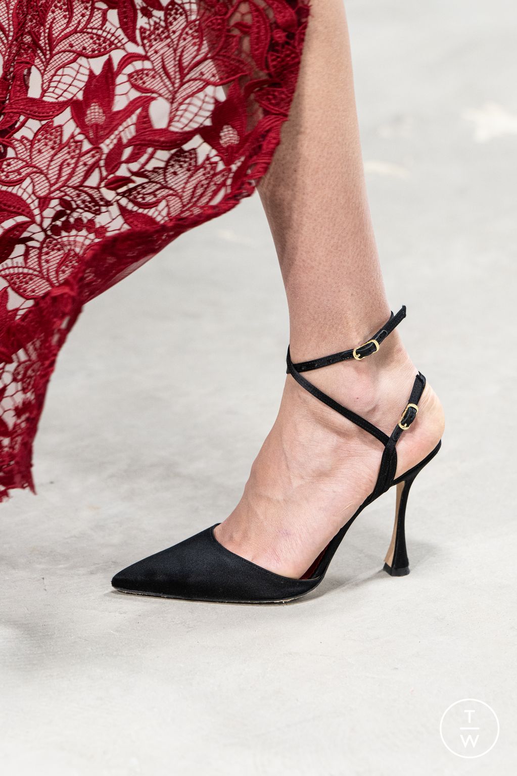 Fashion Week New York Fall/Winter 2025 look 34 de la collection Carolina Herrera womenswear accessories