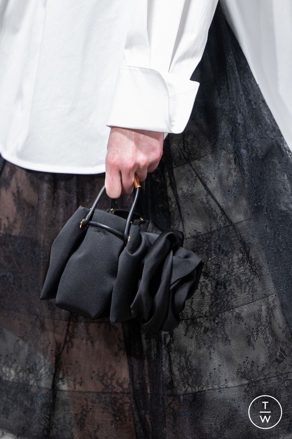 Fashion Week New York Fall/Winter 2025 look 49 de la collection Carolina Herrera womenswear accessories