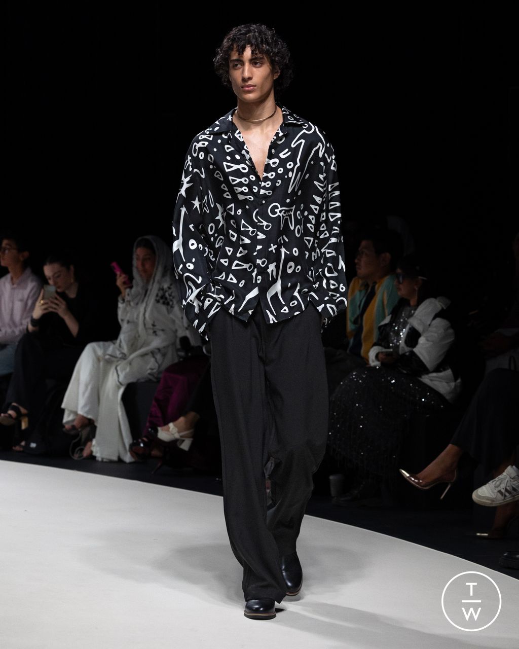 Fashion Week Paris Spring/Summer 2025 look 1 de la collection Hindamme - Saudi 100 menswear