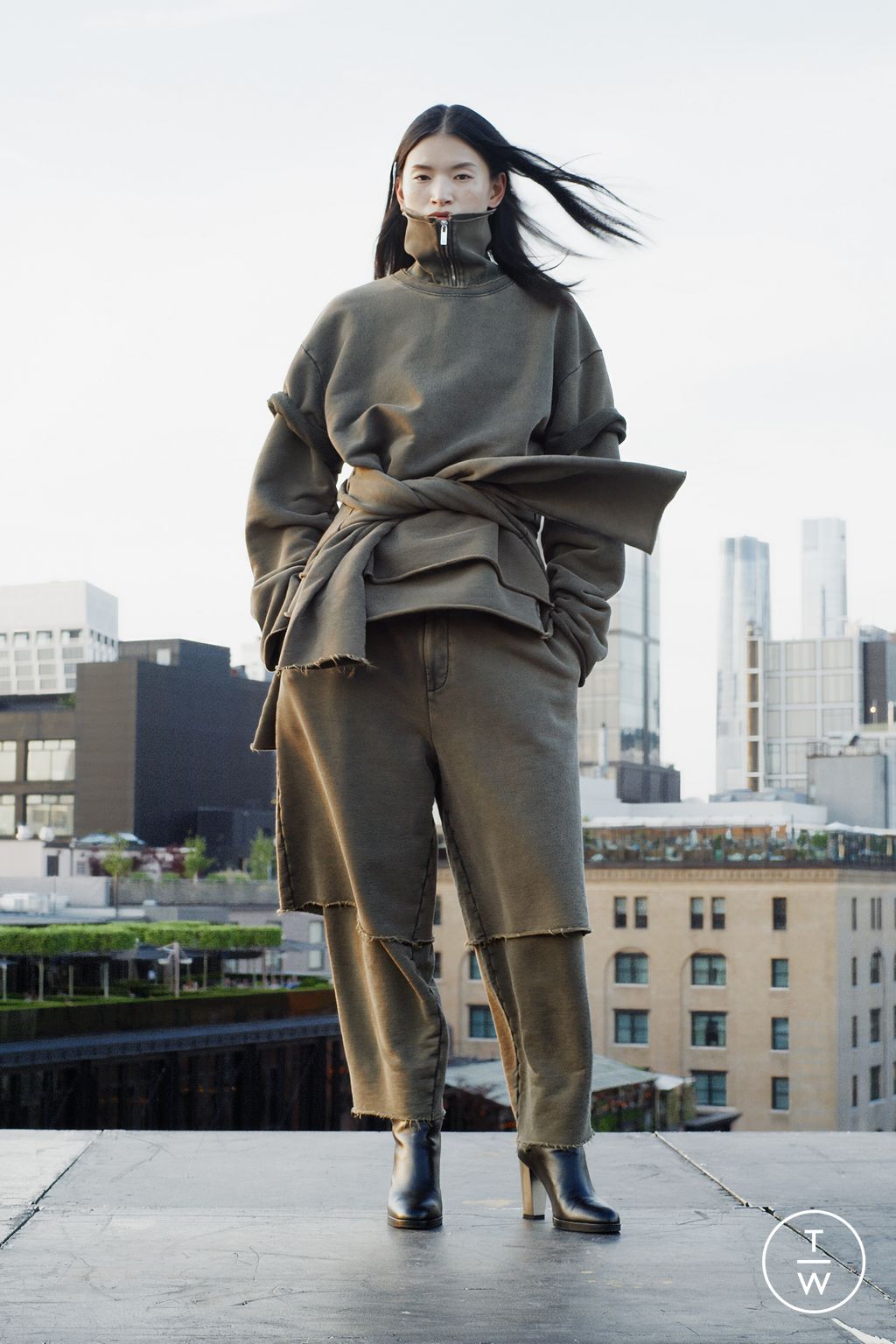 Fashion Week New York Resort 2025 look 1 from the Helmut Lang collection 女装