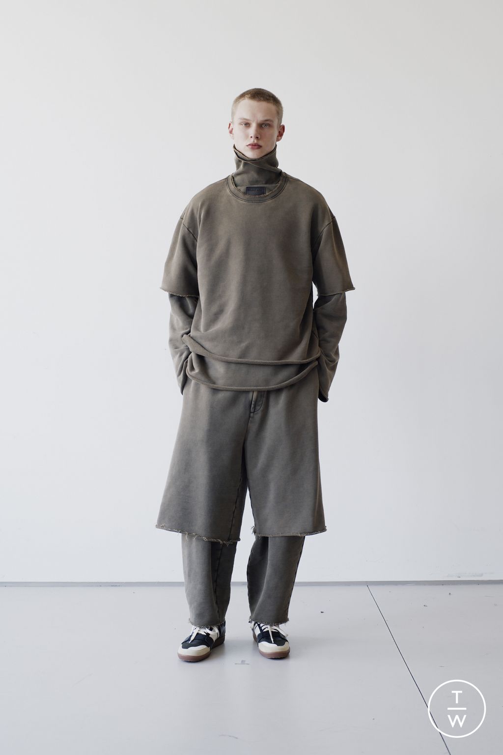 Fashion Week New York Resort 2025 look 2 from the Helmut Lang collection 女装