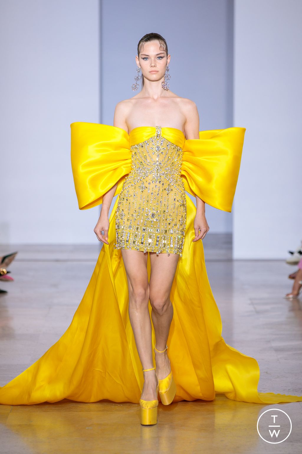 Fashion Week Paris Fall/Winter 2022 look 3 from the Georges Hobeika collection couture