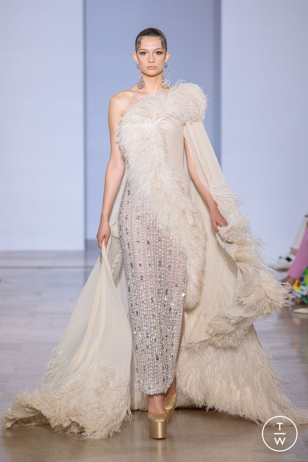 Fashion Week Paris Fall/Winter 2022 look 6 de la collection Georges Hobeika couture