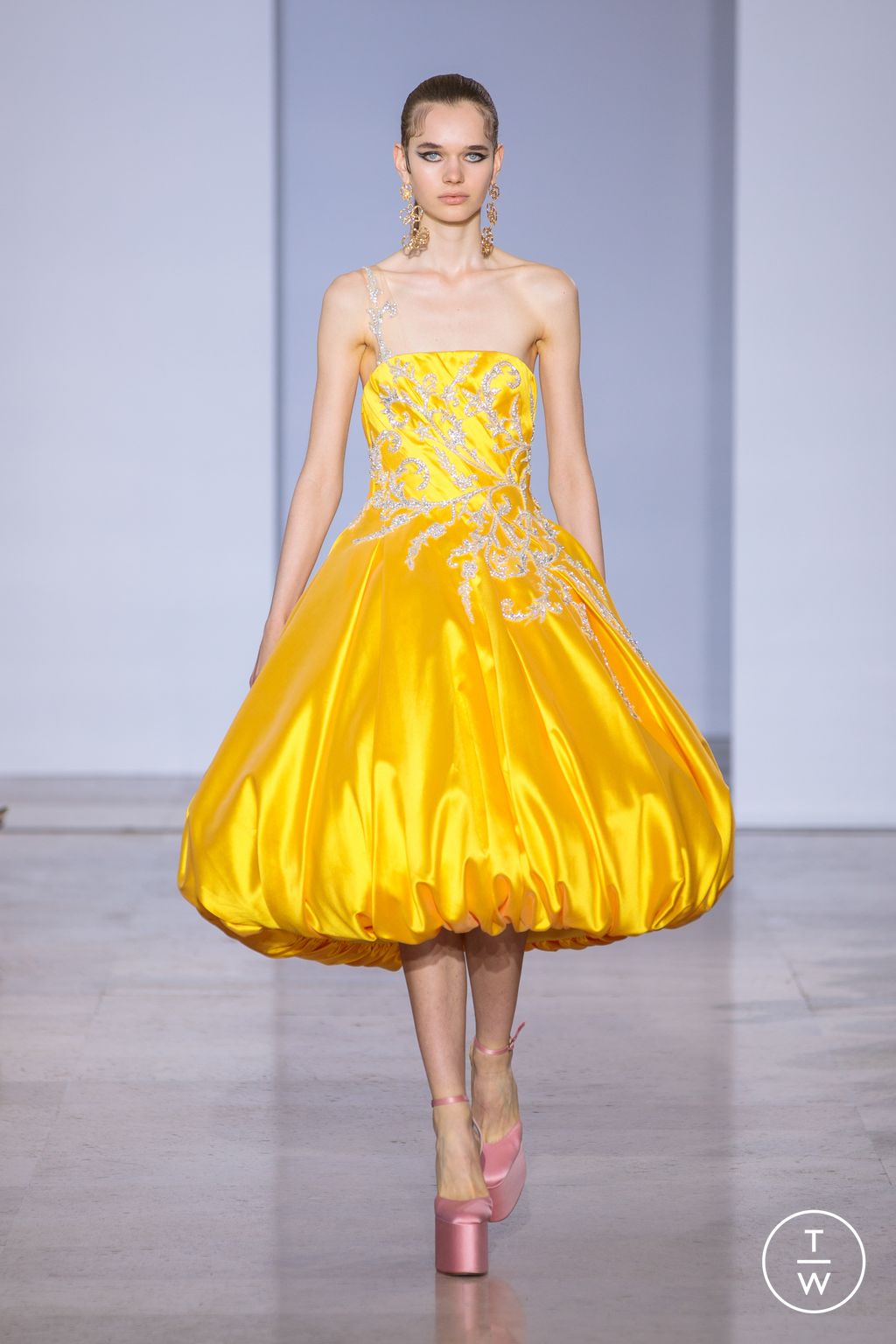 Fashion Week Paris Fall/Winter 2022 look 8 de la collection Georges Hobeika couture