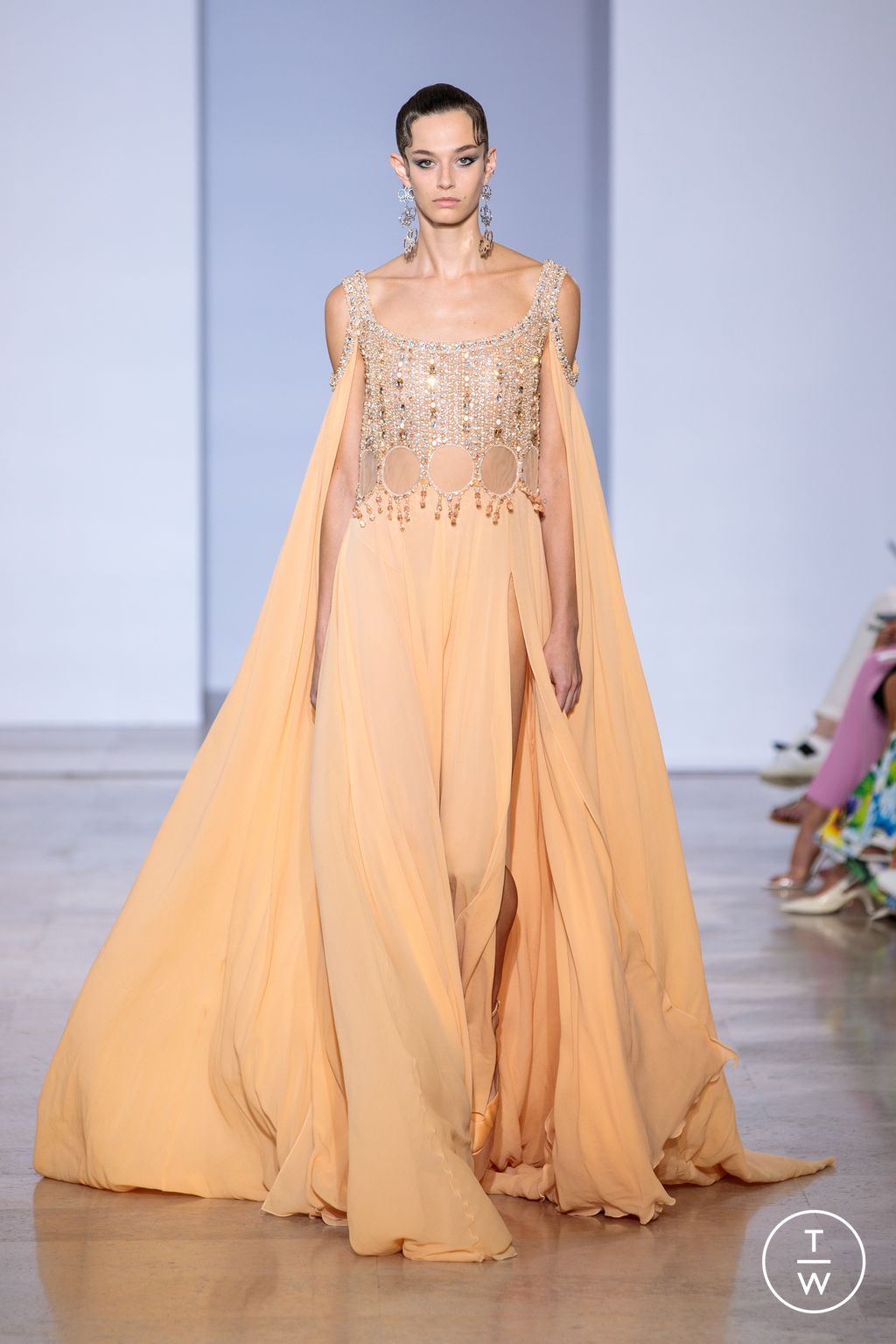 Fashion Week Paris Fall/Winter 2022 look 12 de la collection Georges Hobeika couture