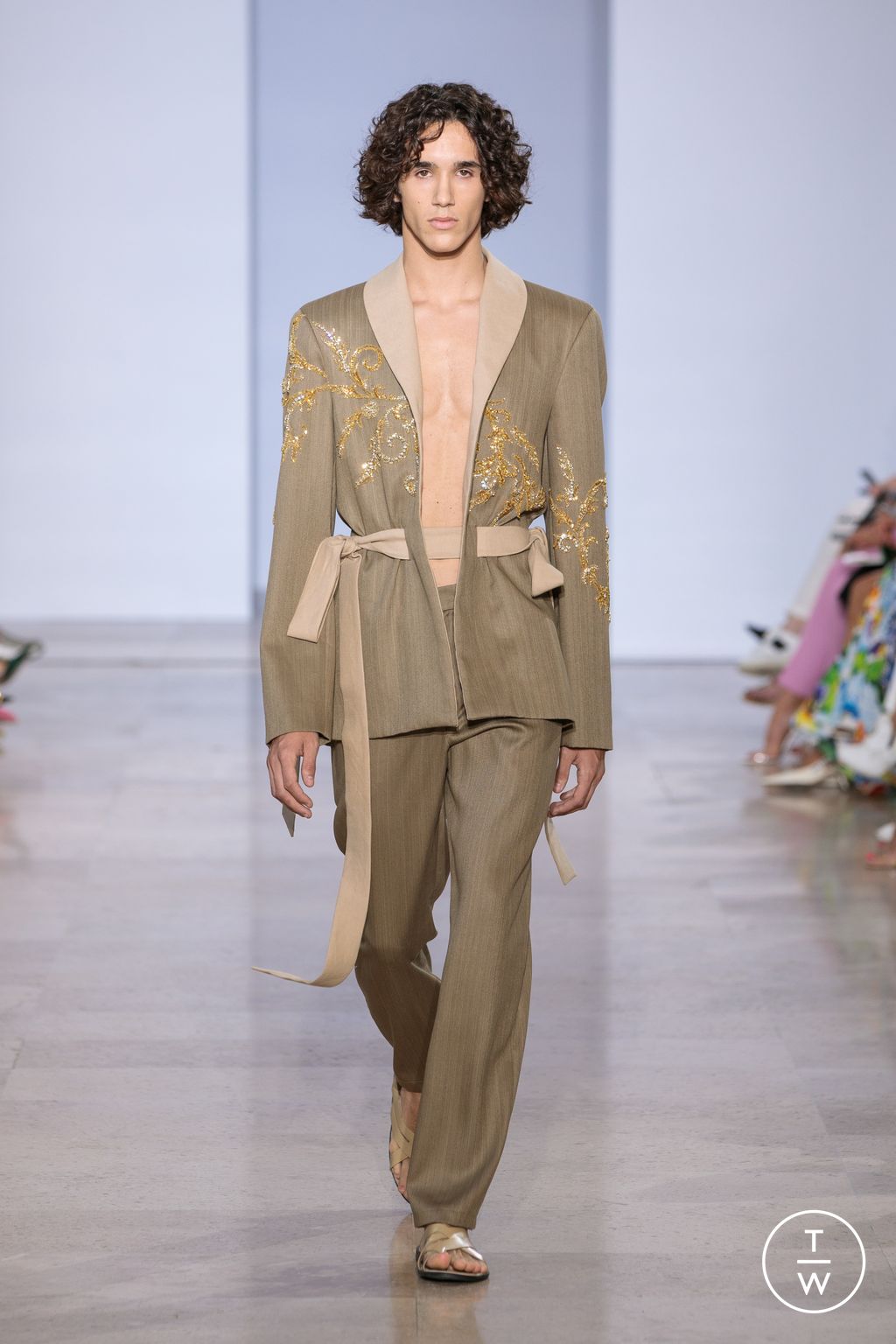 Fashion Week Paris Fall/Winter 2022 look 16 from the Georges Hobeika collection couture