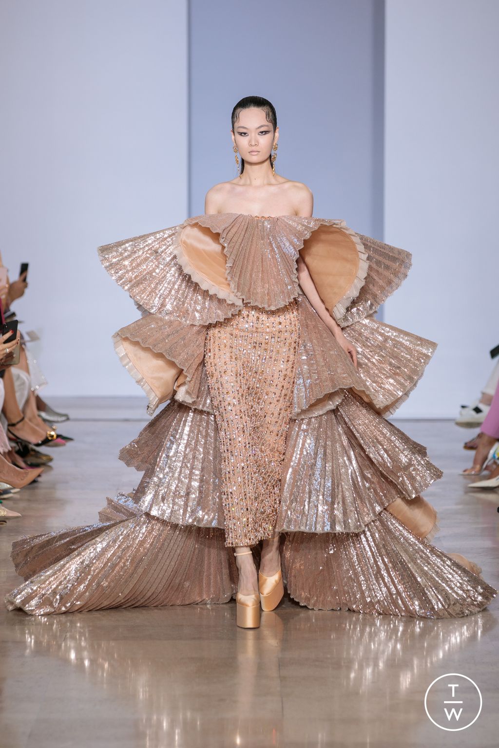Fashion Week Paris Fall/Winter 2022 look 20 from the Georges Hobeika collection couture