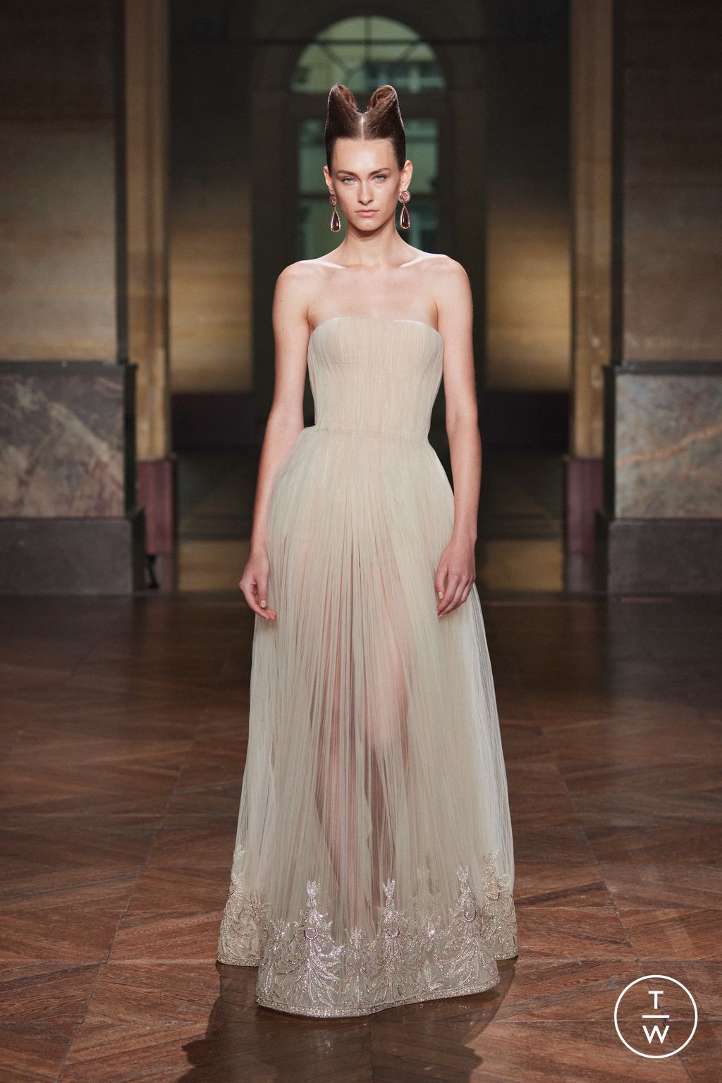 Fashion Week Paris Fall/Winter 2025 look 2 from the Georges Hobeika collection 高级定制