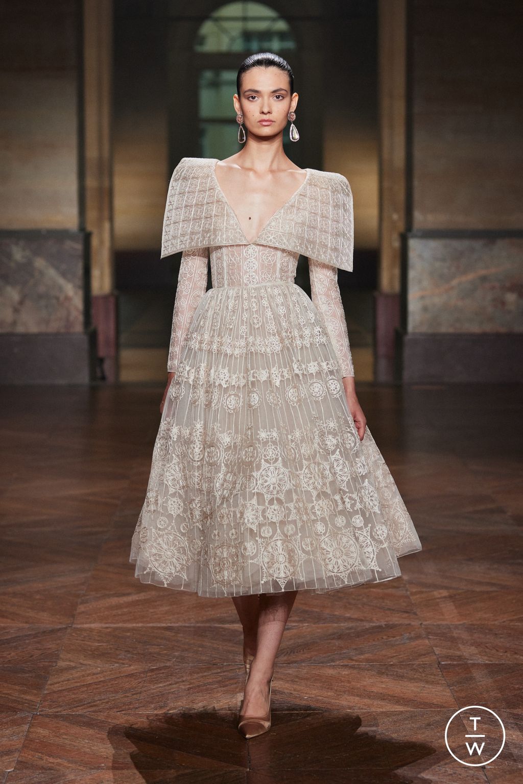 Fashion Week Paris Fall/Winter 2025 look 5 from the Georges Hobeika collection 高级定制