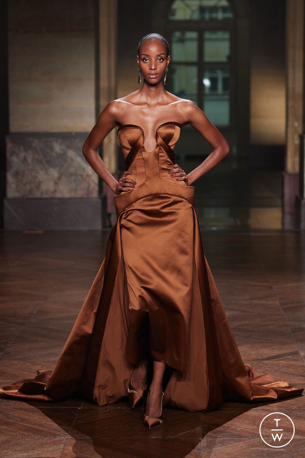 Fashion Week Paris Fall/Winter 2025 look 11 from the Georges Hobeika collection 高级定制