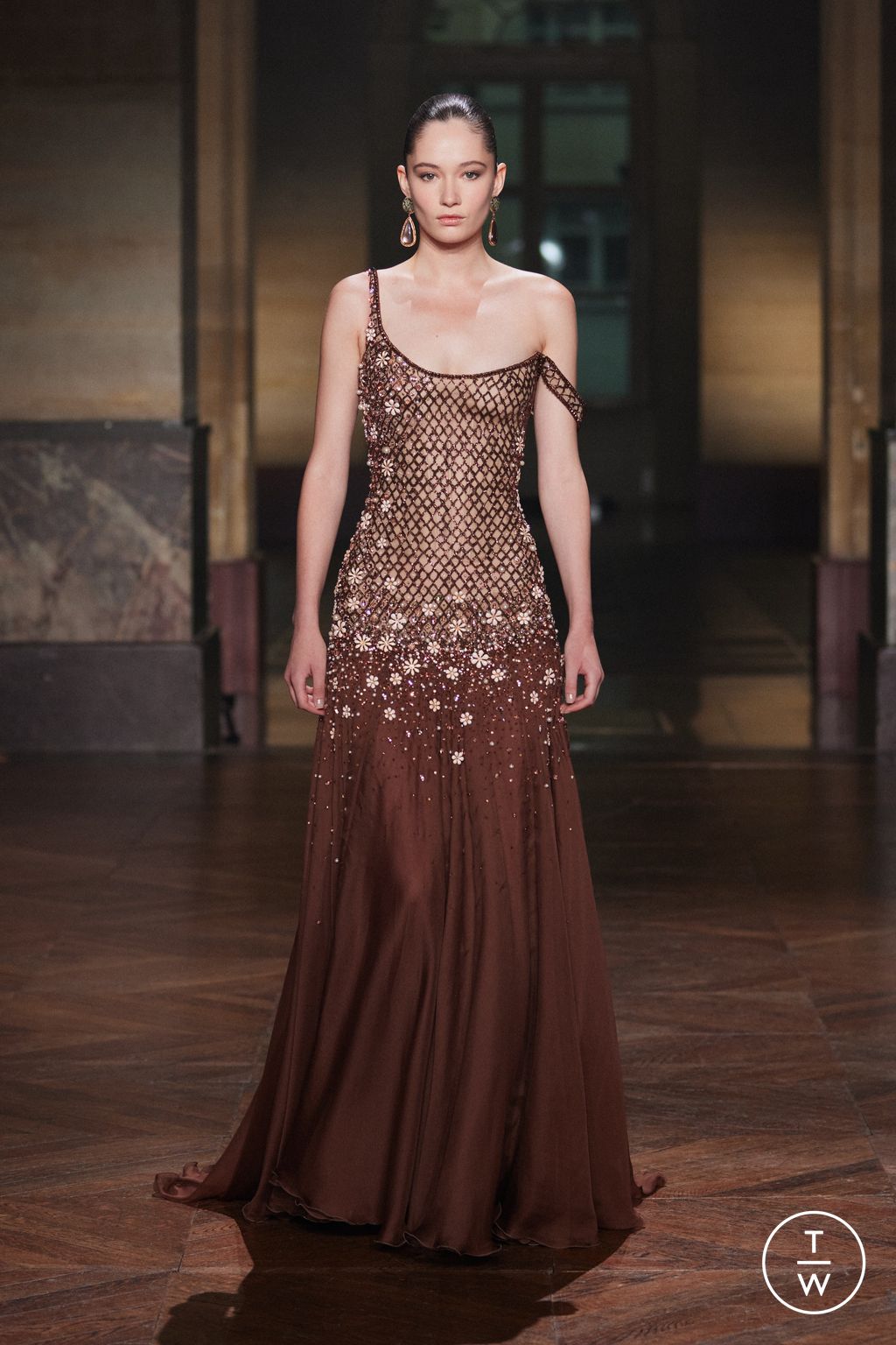 Fashion Week Paris Fall/Winter 2025 look 20 from the Georges Hobeika collection 高级定制