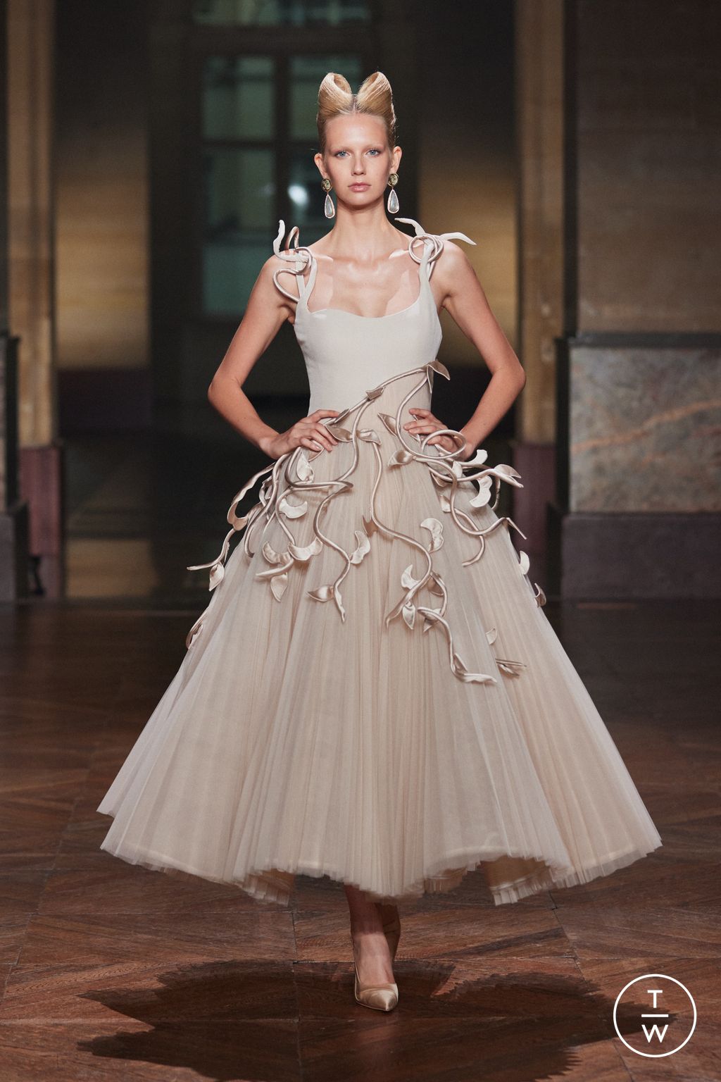 Fashion Week Paris Fall/Winter 2025 look 26 from the Georges Hobeika collection couture