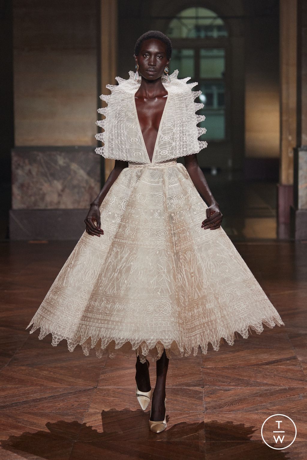 Fashion Week Paris Fall/Winter 2025 look 31 from the Georges Hobeika collection 高级定制