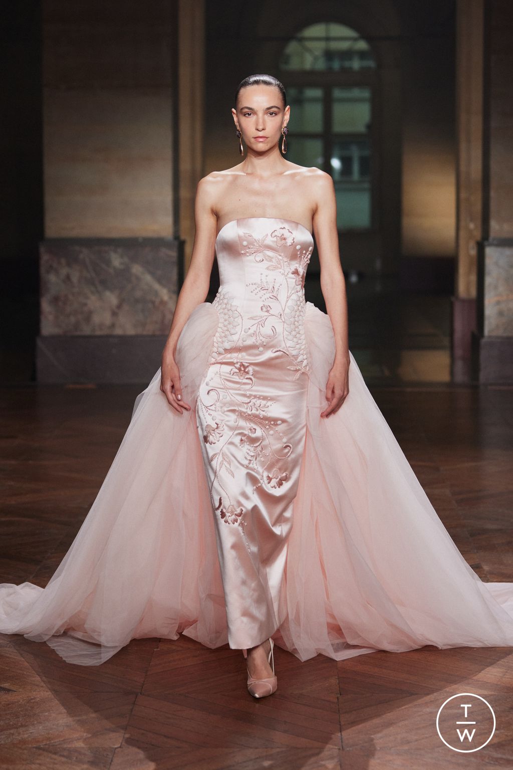 Fashion Week Paris Fall/Winter 2025 look 33 from the Georges Hobeika collection 高级定制