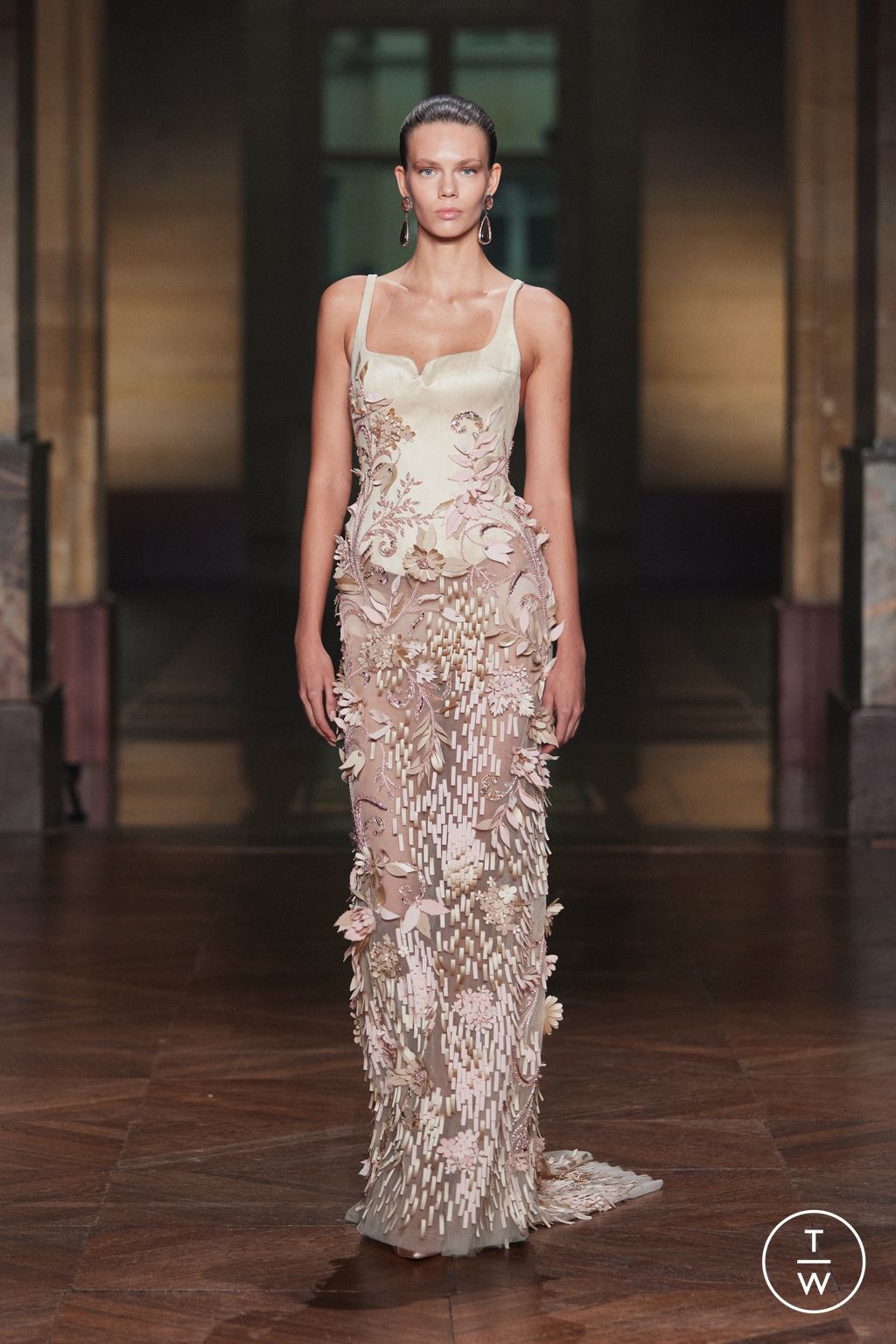 Fashion Week Paris Fall/Winter 2025 look 34 from the Georges Hobeika collection 高级定制