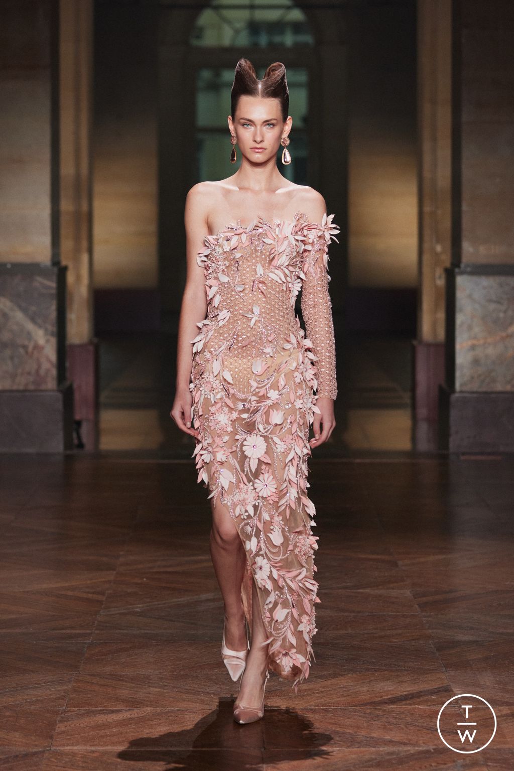 Fashion Week Paris Fall/Winter 2025 look 35 de la collection Georges Hobeika couture