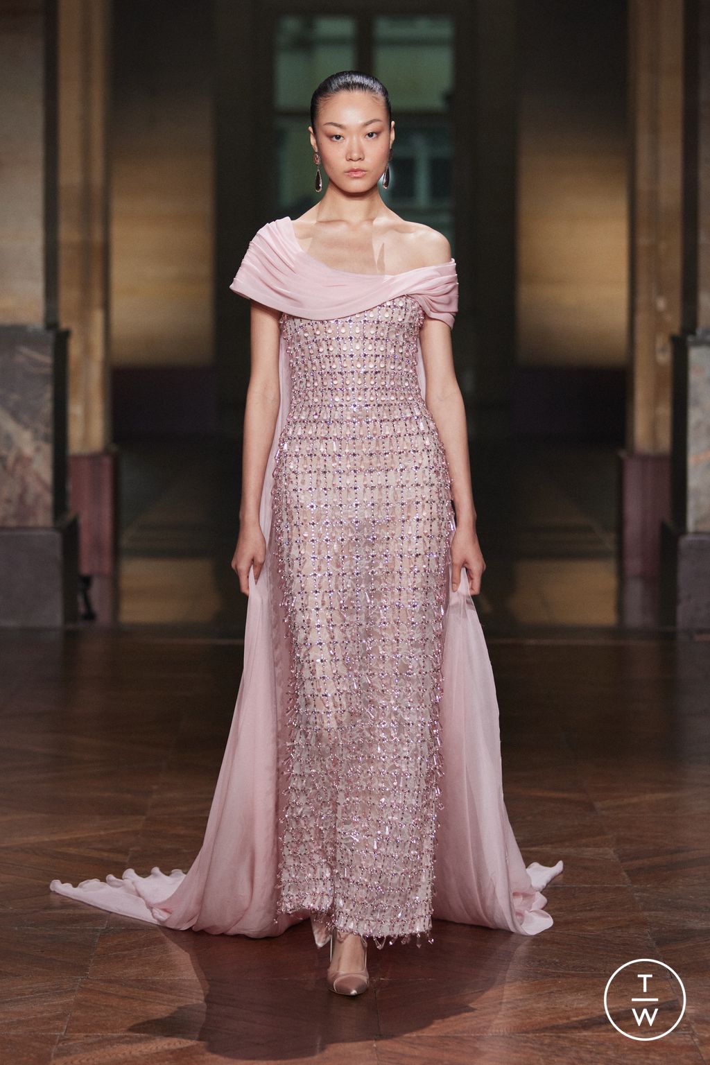 Fashion Week Paris Fall/Winter 2025 look 37 from the Georges Hobeika collection 高级定制