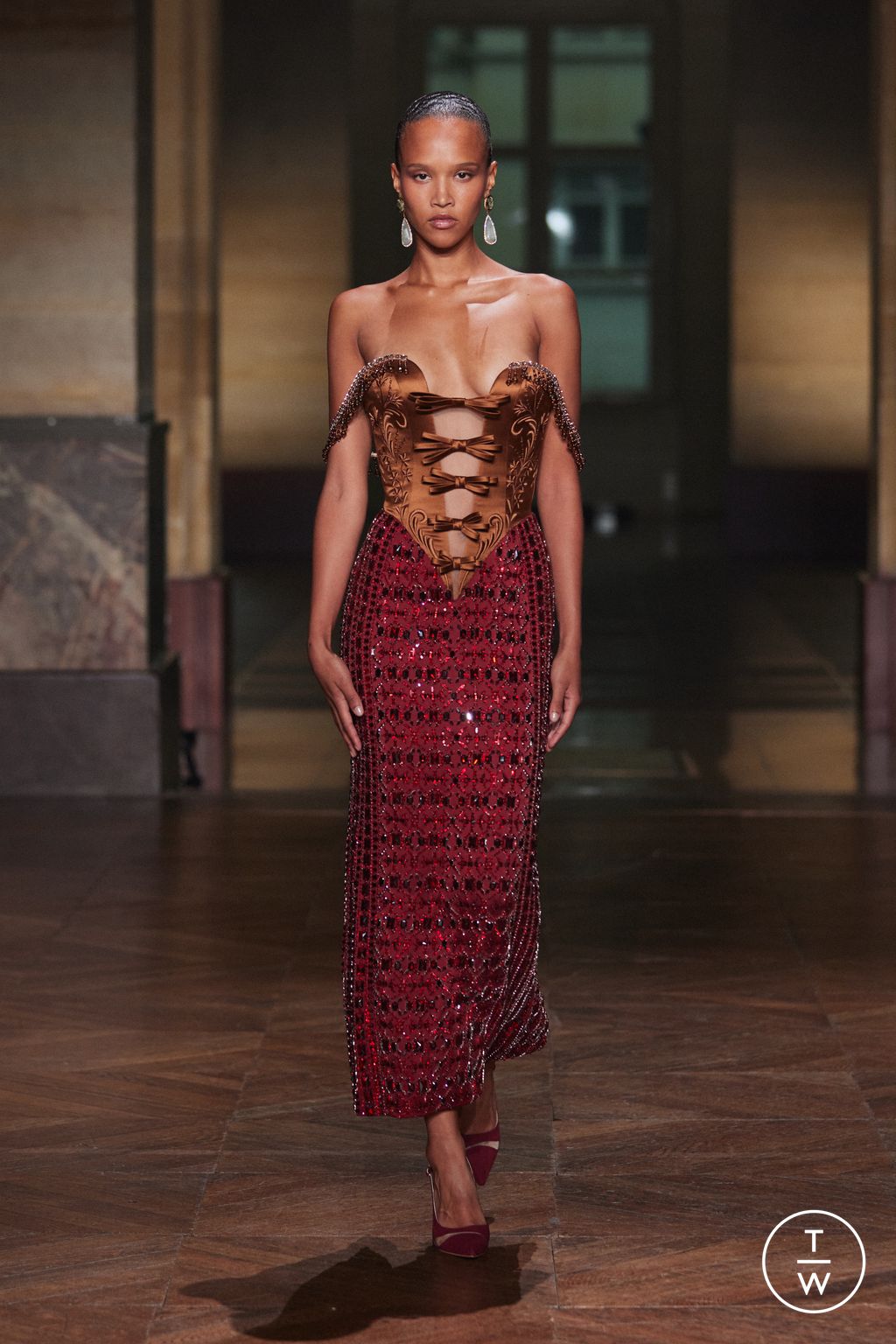 Fashion Week Paris Fall/Winter 2025 look 38 from the Georges Hobeika collection 高级定制
