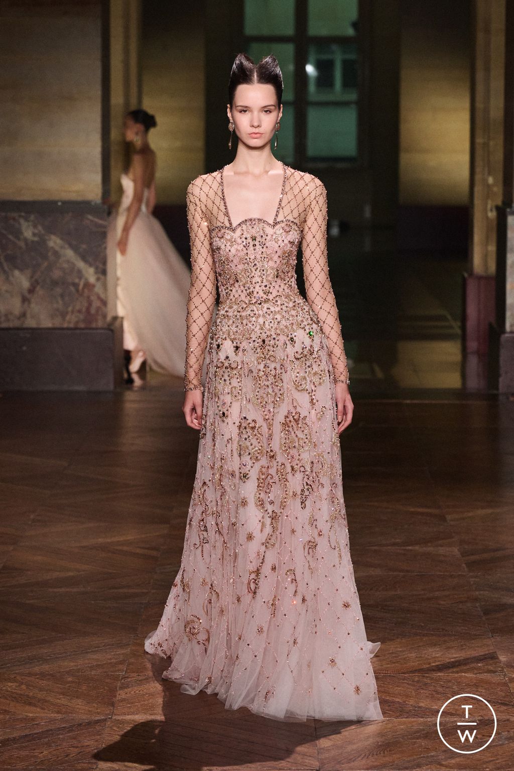 Fashion Week Paris Fall/Winter 2025 look 39 from the Georges Hobeika collection 高级定制