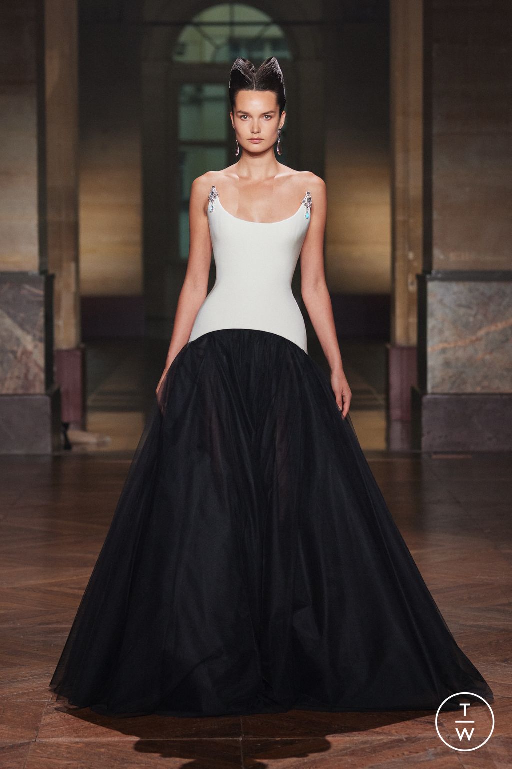 Fashion Week Paris Fall/Winter 2025 look 55 from the Georges Hobeika collection 高级定制