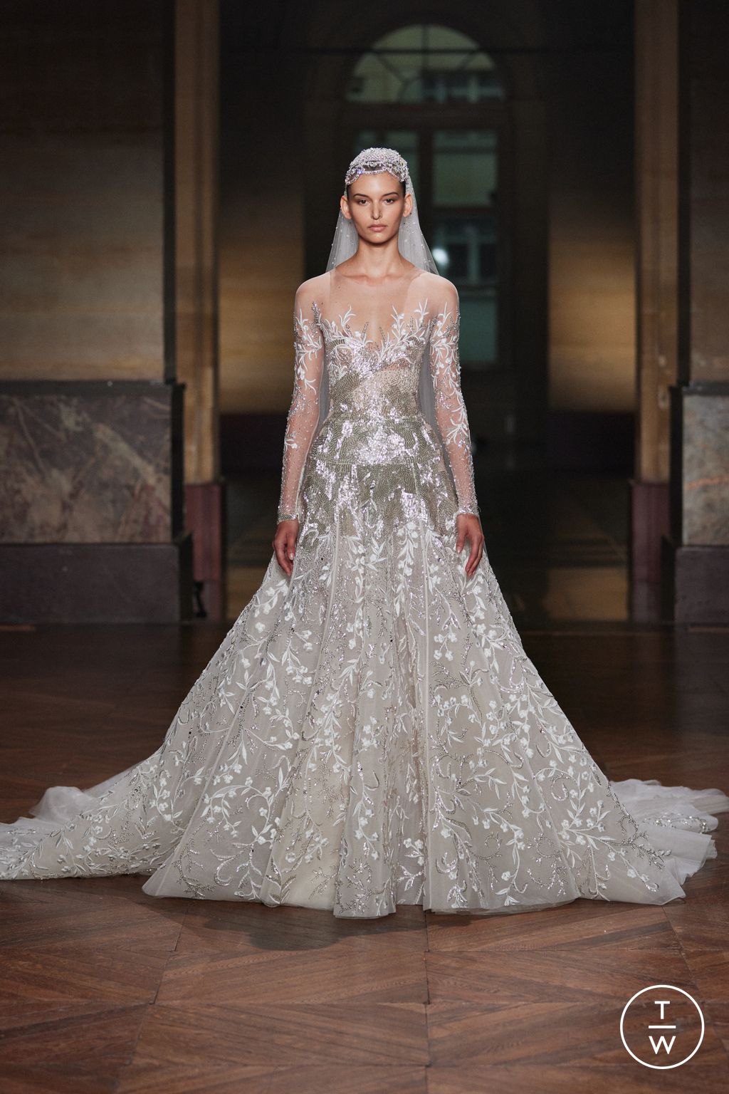 Fashion Week Paris Fall/Winter 2025 look 56 from the Georges Hobeika collection 高级定制