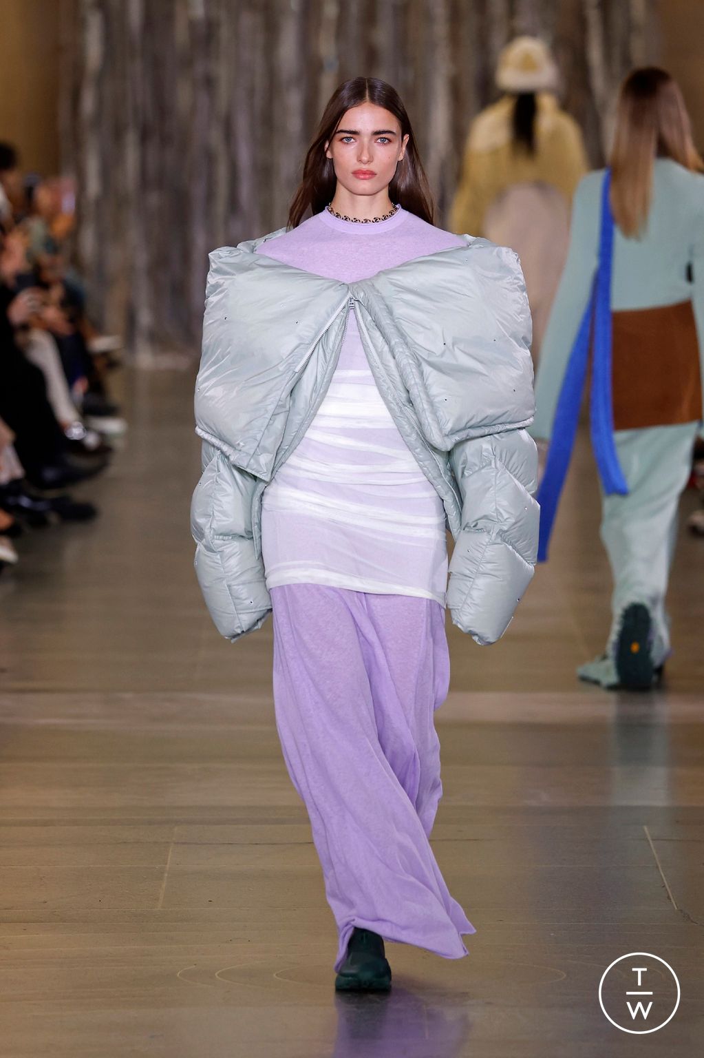 Fashion Week London Fall/Winter 2024 look 1 de la collection Holzweiler womenswear