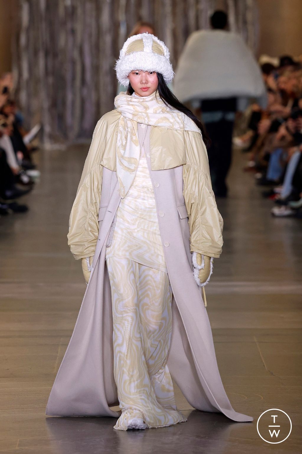Fashion Week London Fall/Winter 2024 look 2 from the Holzweiler collection womenswear