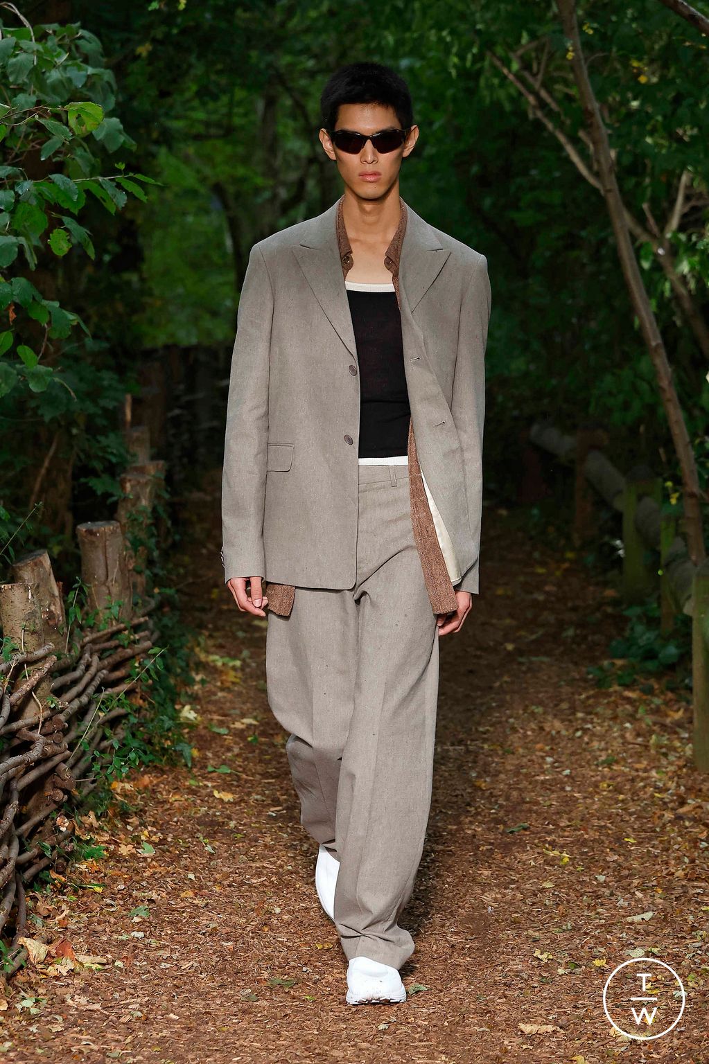 Fashion Week London Spring/Summer 2024 look 26 from the Holzweiler collection 女装