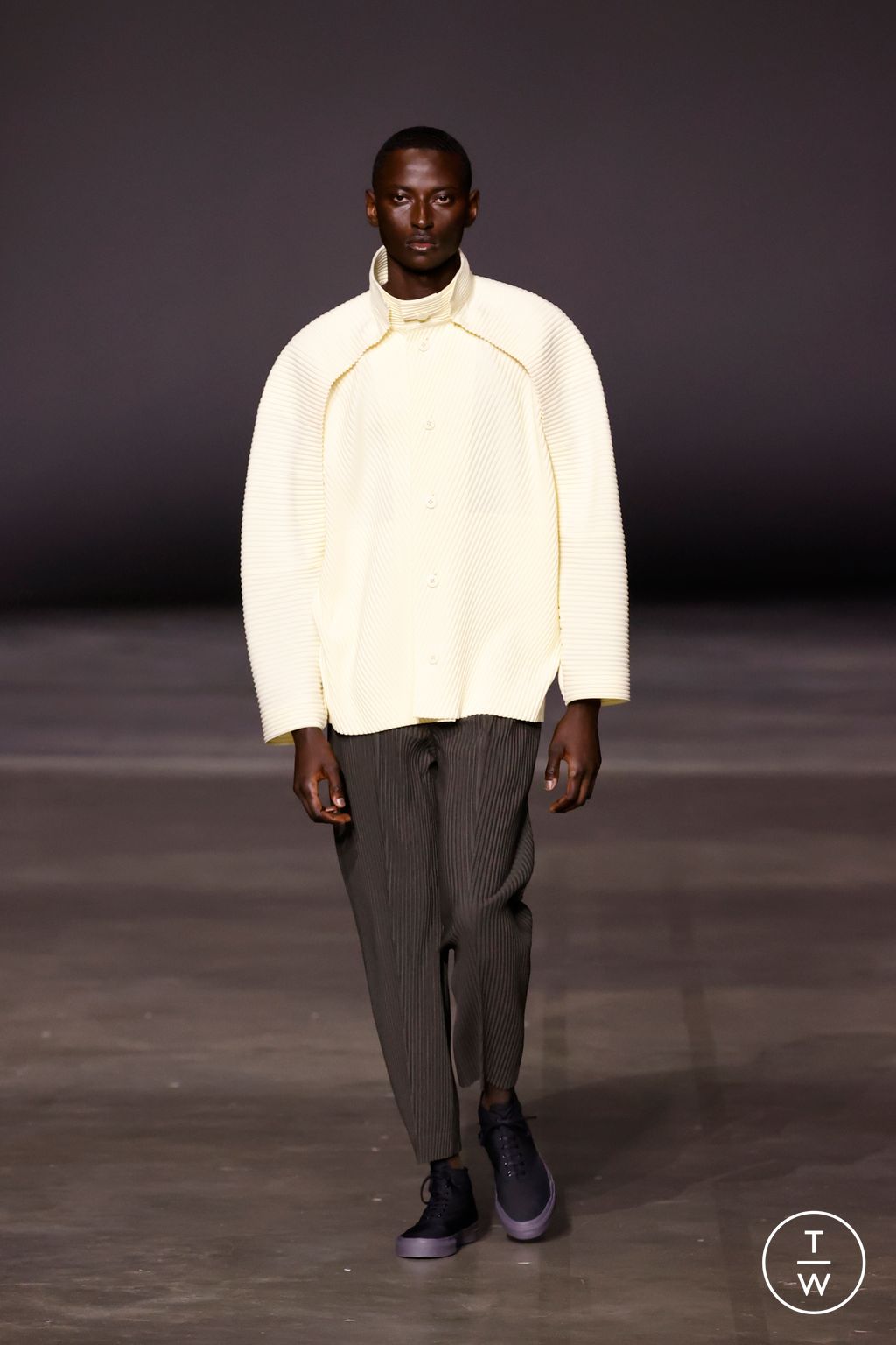Fashion Week Paris Fall/Winter 2023 look 1 de la collection HOMME PLISSÉ ISSEY MIYAKE menswear