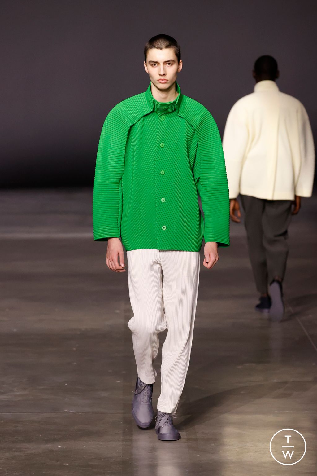 Fashion Week Paris Fall/Winter 2023 look 2 from the HOMME PLISSÉ ISSEY MIYAKE collection 男装