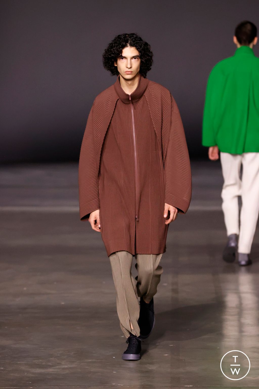 Fashion Week Paris Fall/Winter 2023 look 3 from the HOMME PLISSÉ ISSEY MIYAKE collection menswear