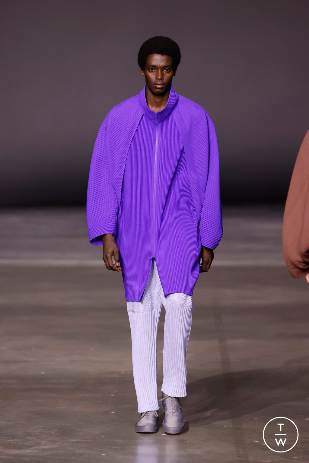 Fashion Week Paris Fall/Winter 2023 look 4 from the HOMME PLISSÉ ISSEY MIYAKE collection menswear
