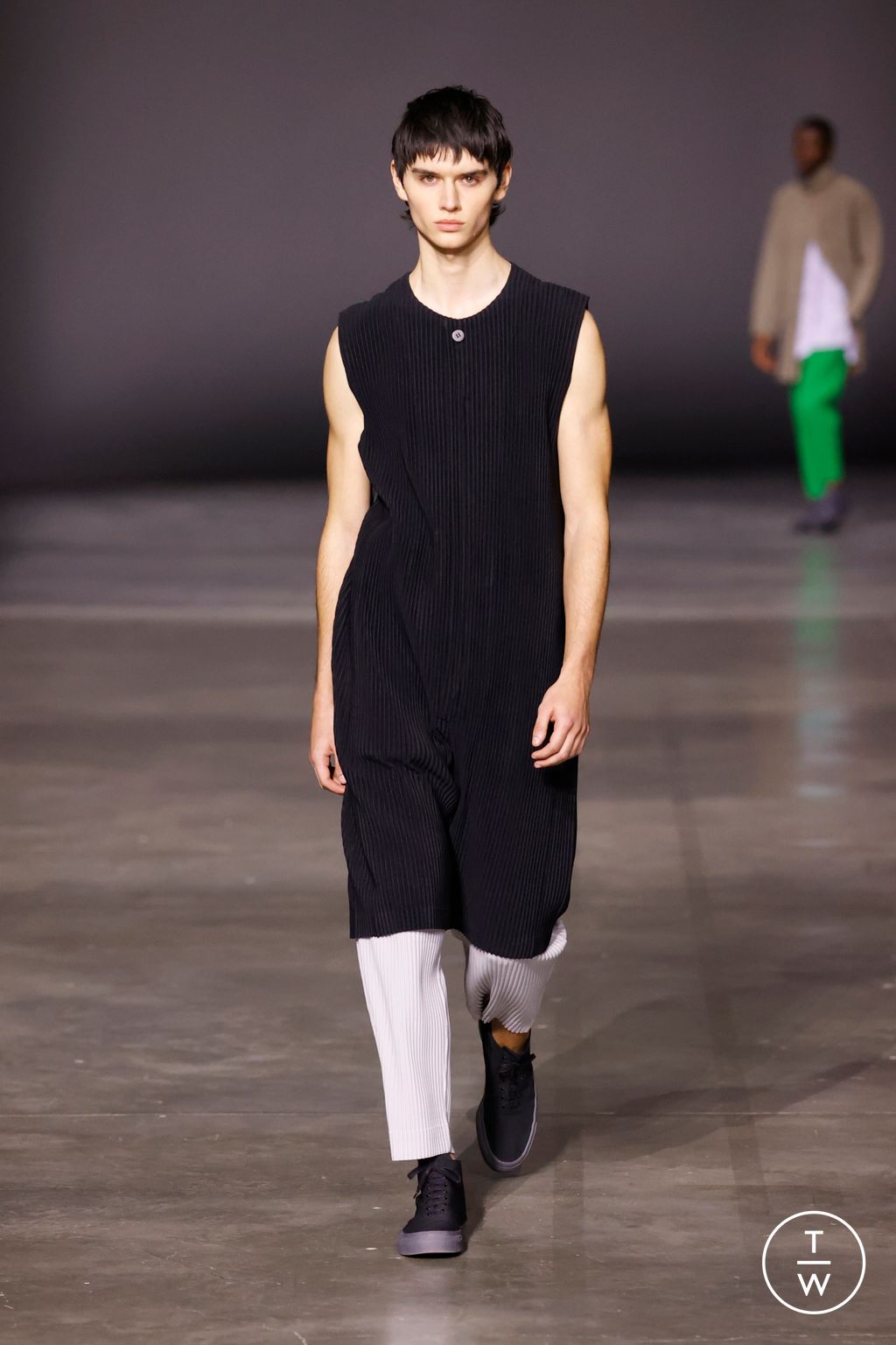 Fashion Week Paris Fall/Winter 2023 look 6 from the HOMME PLISSÉ ISSEY MIYAKE collection 男装