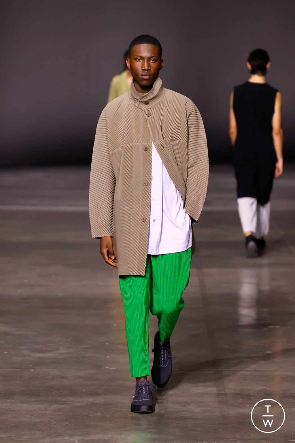 Fashion Week Paris Fall/Winter 2023 look 7 from the Homme Plissé Issey Miyake collection menswear
