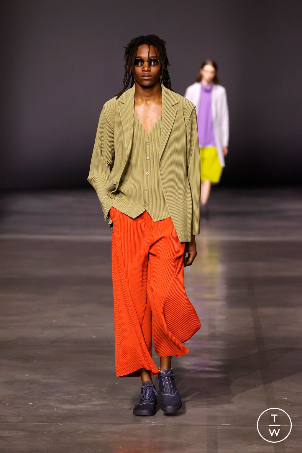 Fashion Week Paris Fall/Winter 2023 look 8 de la collection HOMME PLISSÉ ISSEY MIYAKE menswear