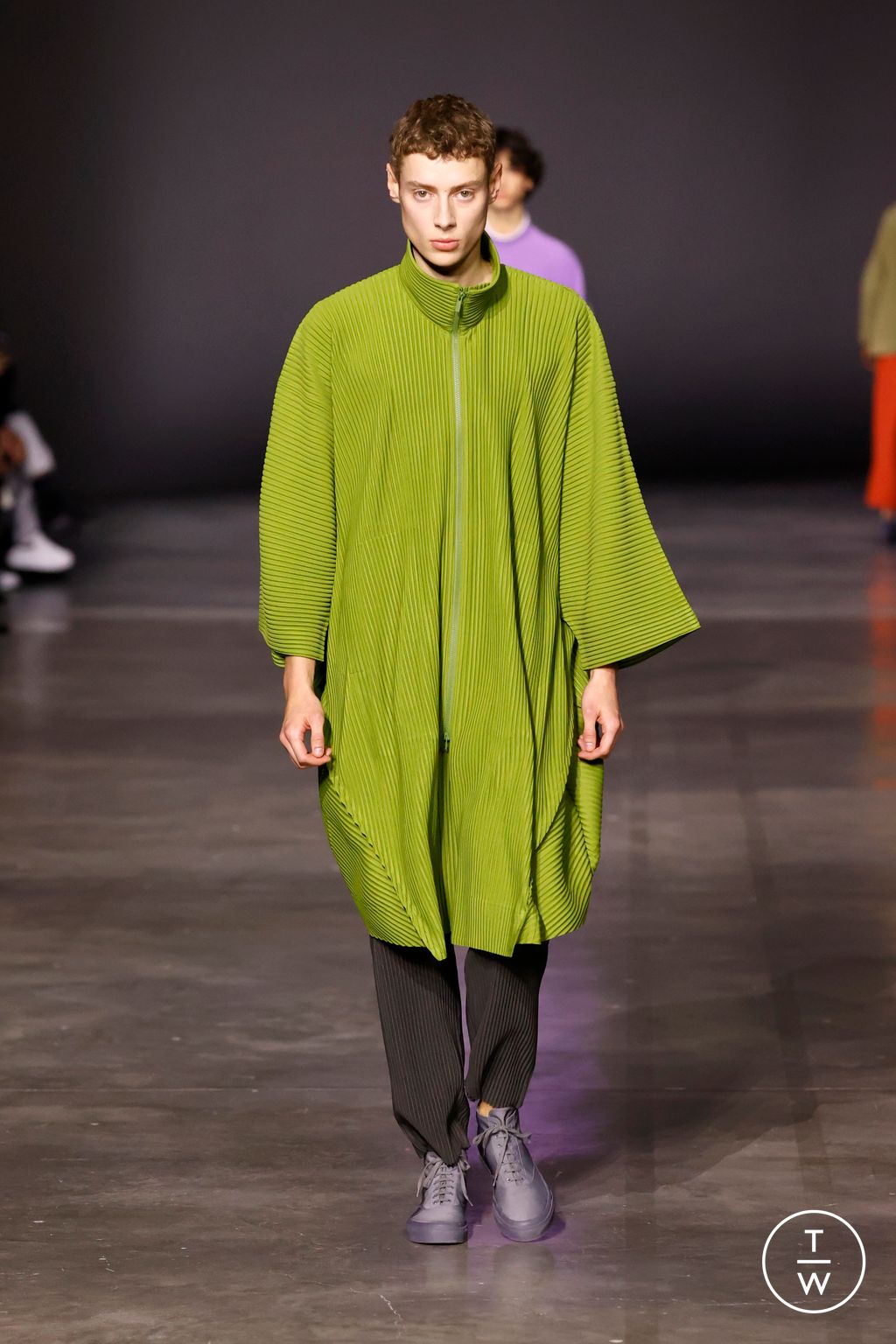 Fashion Week Paris Fall/Winter 2023 look 10 from the HOMME PLISSÉ ISSEY MIYAKE collection menswear