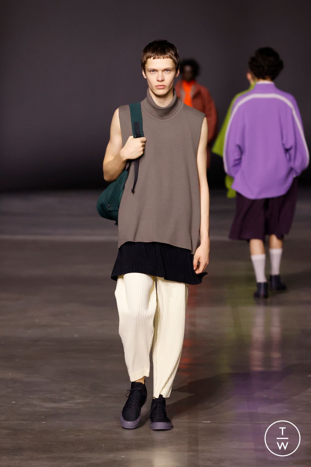 Fashion Week Paris Fall/Winter 2023 look 12 from the HOMME PLISSÉ ISSEY MIYAKE collection menswear