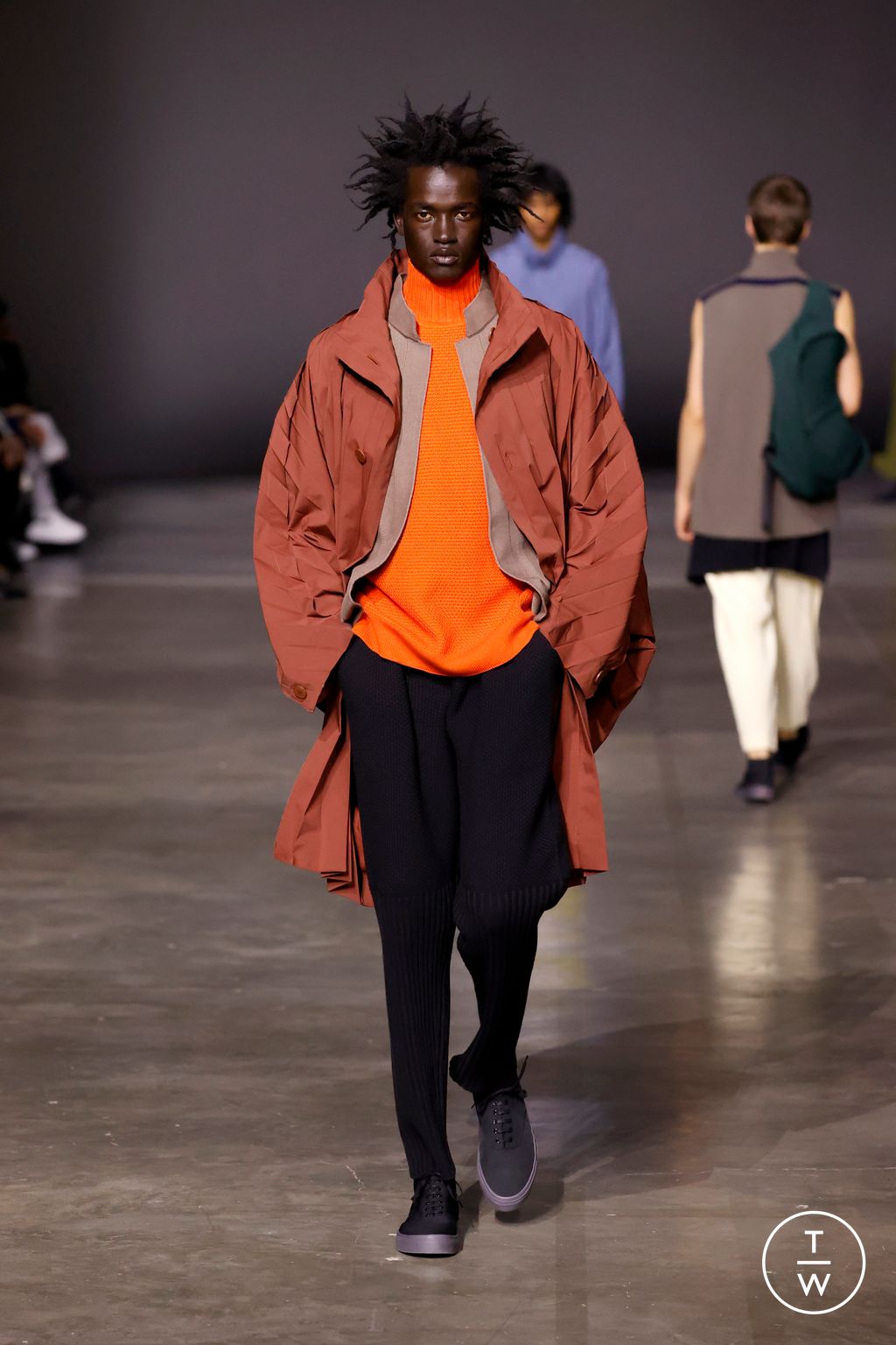Fashion Week Paris Fall/Winter 2023 look 13 from the HOMME PLISSÉ ISSEY MIYAKE collection menswear