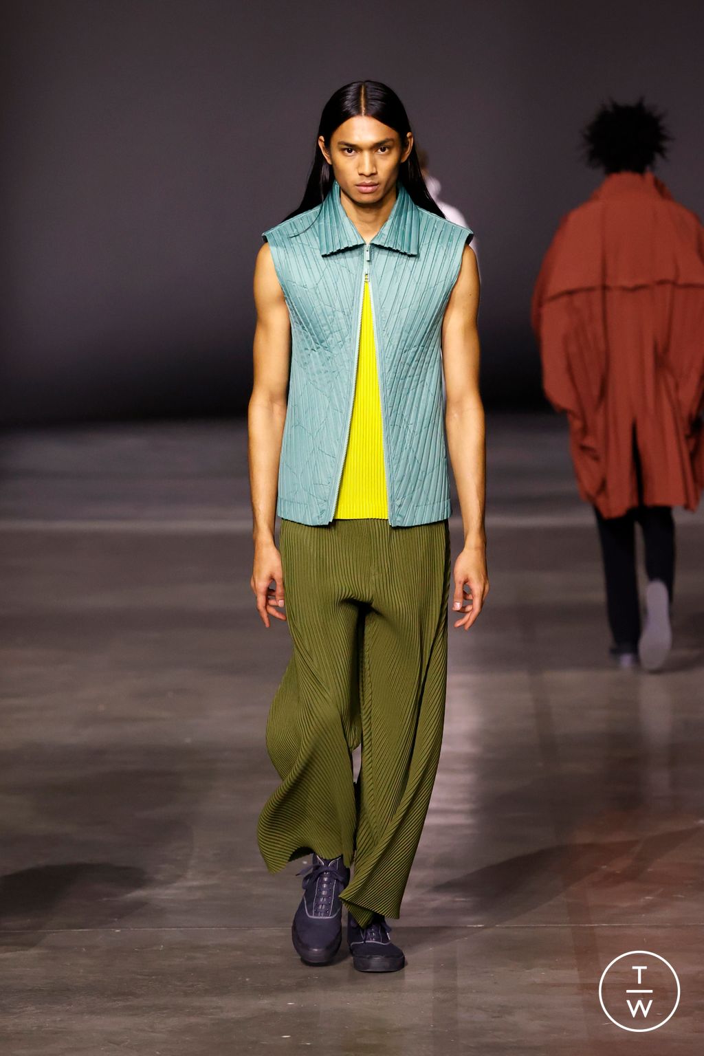 Fashion Week Paris Fall/Winter 2023 look 15 from the HOMME PLISSÉ ISSEY MIYAKE collection menswear